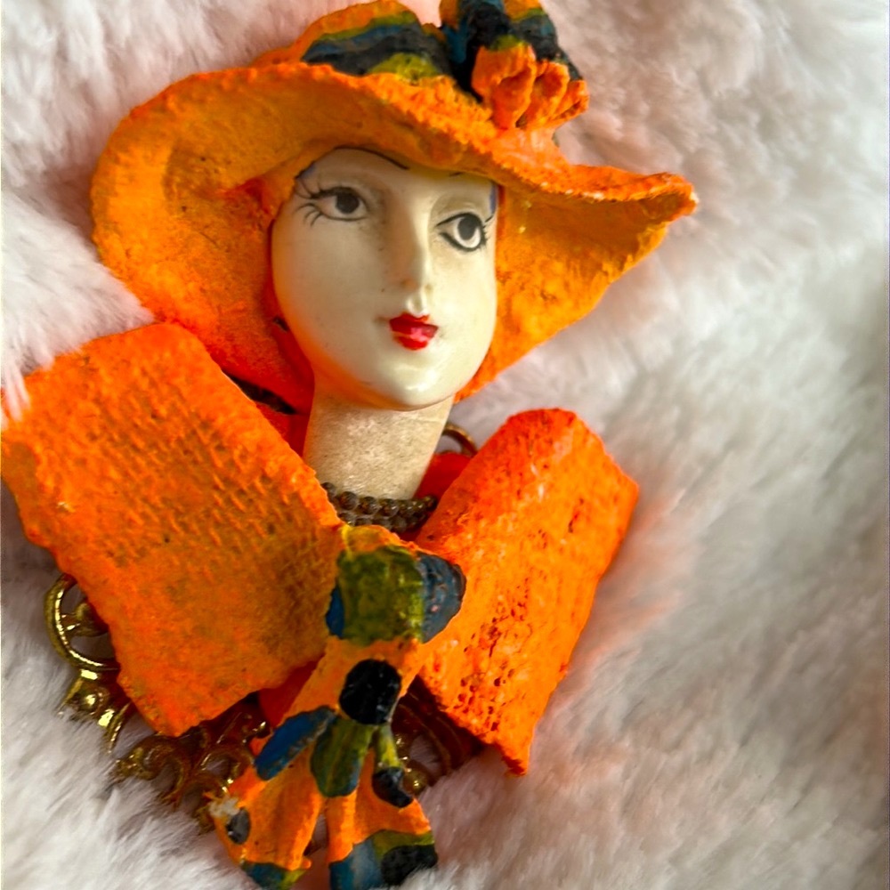 VINTAGE PORCELIAN BROOCH LADY PORTRAIT W/ ORANGE HAT